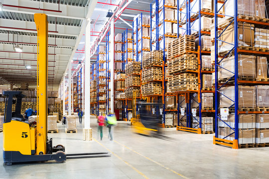 loods met pallets en pakketen