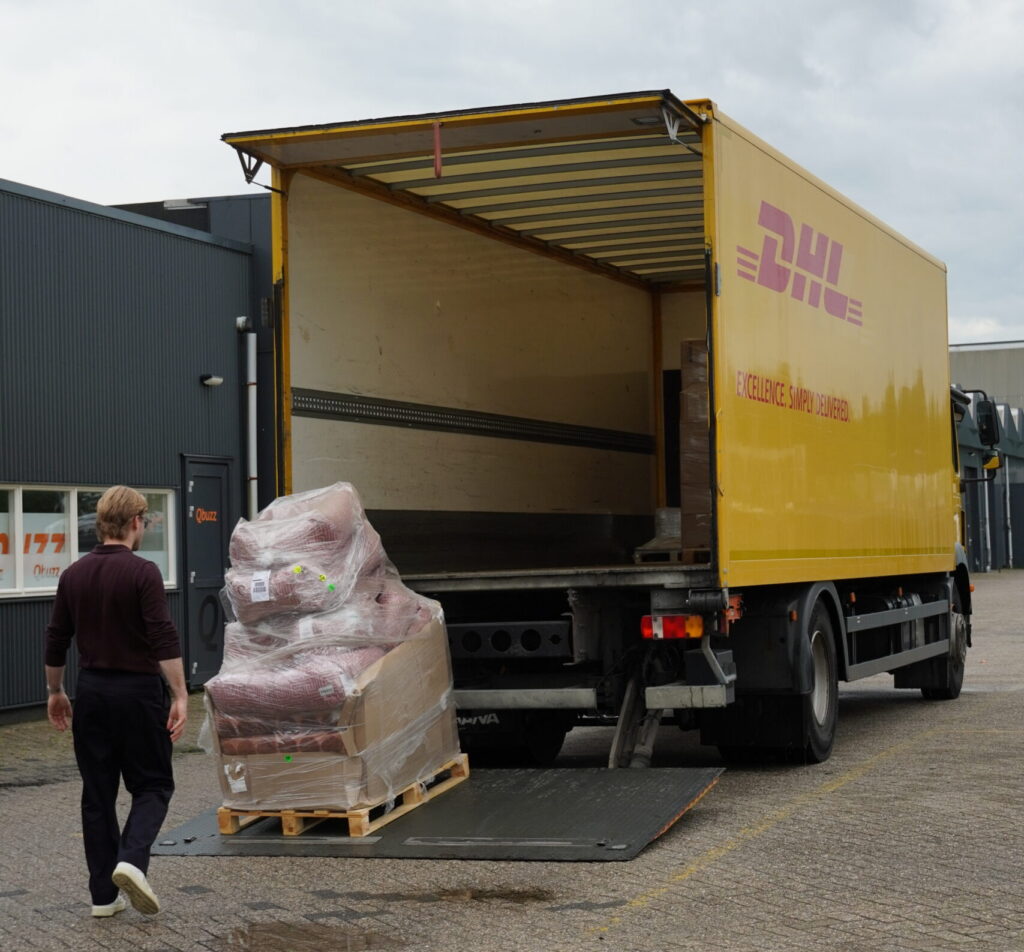 medewerker innosend bij een dhl vrachtwagen met een pallet