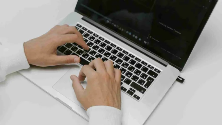 Laptop met handen op het toetsenbord