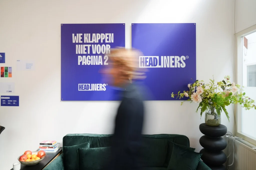 Medewerker headliners die voor posters loopt