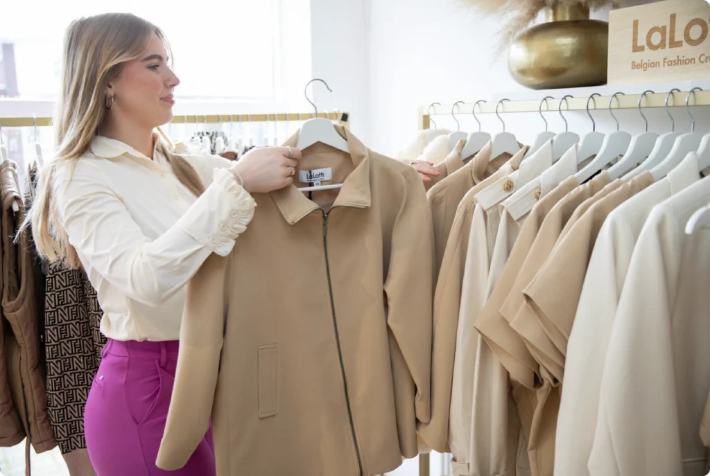 Madam Peach medewerker die kleding ophangt