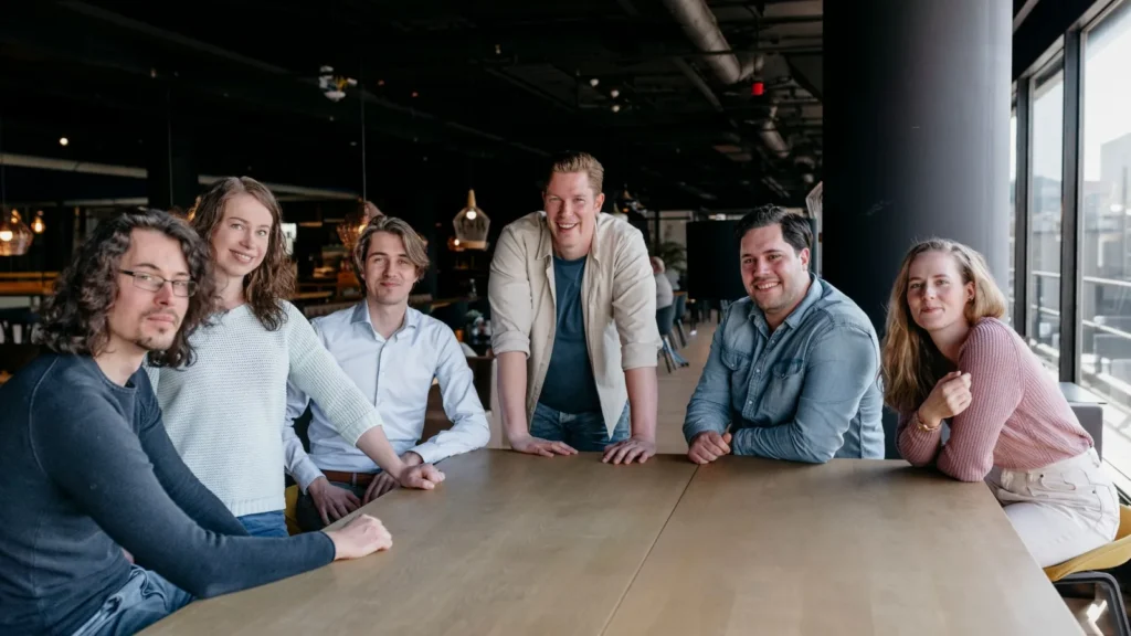 Medewerkers van Reloadify aan een tafel