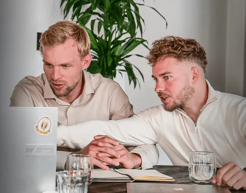 Medewerkers van ads intelligence bij een laptop