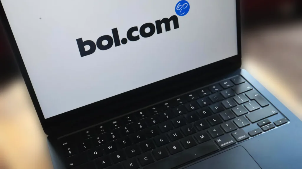 Een laptop met een logo van bol op het beeldscherm
