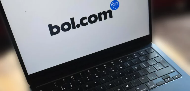 Een laptop met een logo van bol op het beeldscherm
