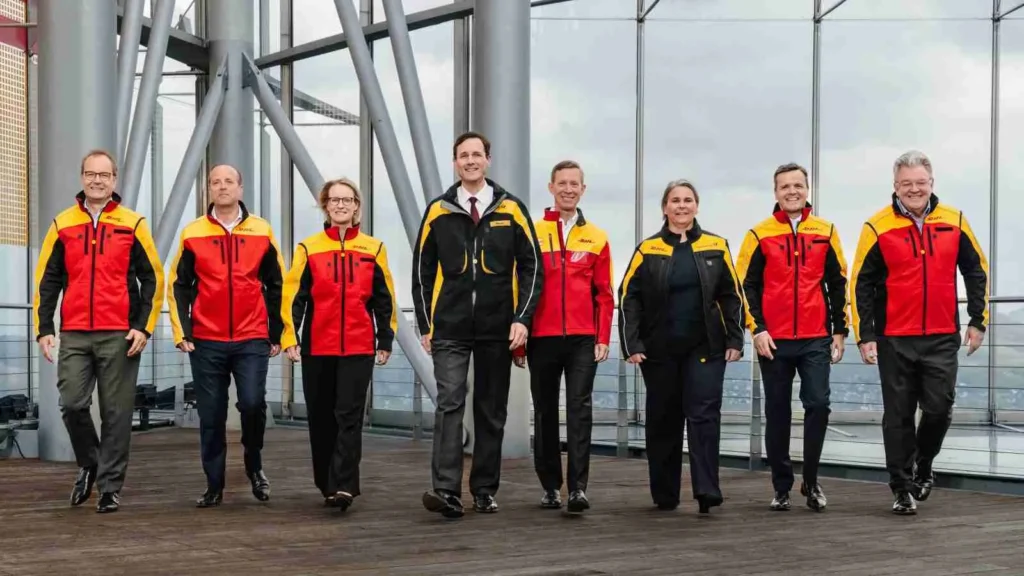 Dhl medewerkers op een rij
