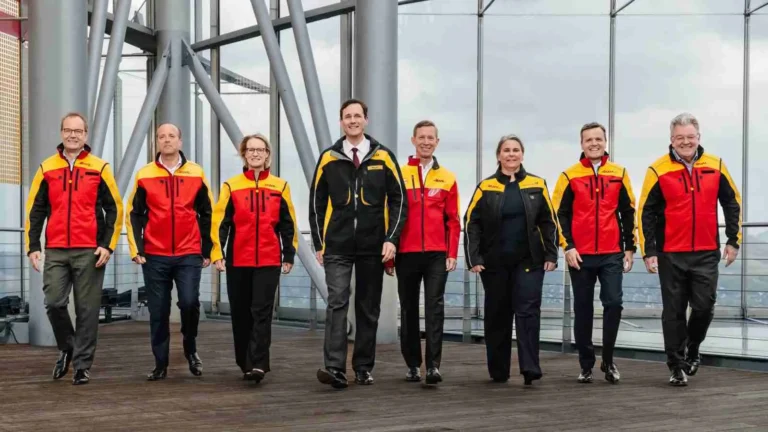 Dhl medewerkers op een rij